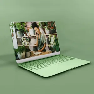 laptop verde abierta con website one desarrollo de websites ecommerce profesional guatela, españa, monterrey